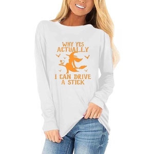 Détail de t-shirt d'Halloween blanc avec imprimé graphique orange de sorcière et balai