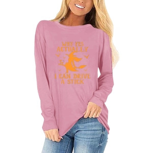Détail d'un t-shirt rose à manches longues avec imprimé sorcière d'Halloween