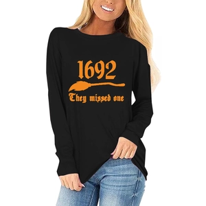 Gros plan de l'imprimé Halloween avec texte orange sur un t-shirt noir à manches longues