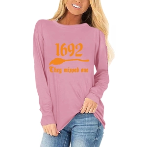 Détail d'un t-shirt rose à manches longues avec imprimé graphique thème sorcière 1692