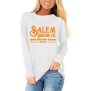 Détail de l'imprimé vintage Salem Broom Co. orange sur un t-shirt blanc à manches longues