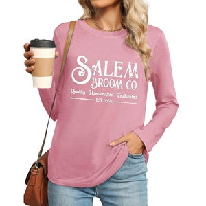 Détail de l'imprimé Salem Broom Co sur un t-shirt rose poudré à manches longues pour femmes