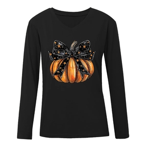 Détail du col en V et de l'imprimé citrouille sur un t-shirt noir à manches longues Halloween