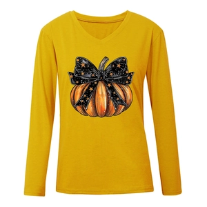 Détail de l'imprimé citrouille d'Halloween sur t-shirt jaune à manches longues et col V