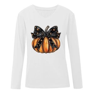 Détail de citrouille d'Halloween avec nœud étoilé noir sur t-shirt blanc à manches longues