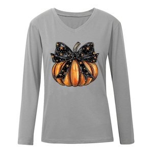 Détail du haut gris à manches longues, col en V avec imprimé citrouille et nœud déco