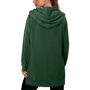 Vue arrière d'un long sweat à capuche vert foncé surdimensionné avec fente latérale