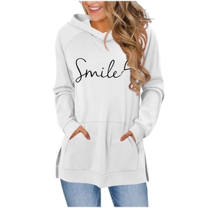 Détail d'un sweat à capuche blanc pour femme avec imprimé Smile et poche avant