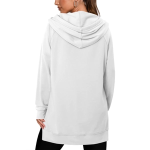 Vue arrière du sweat à capuche long blanc pour femme avec fentes latérales et coupe ample