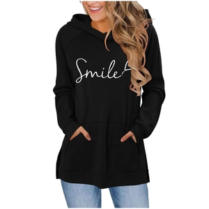 Détail du sweat à capuche noir avec imprimé Smile! et poche kangourou pratique