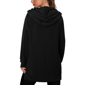 Vue arrière détaillée d'un sweat à capuche noir pour femme avec grande capuche et manches raglan