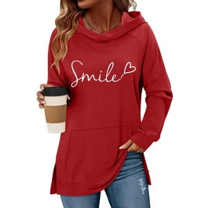 Détails du sweat à capuche rouge avec lettrage Smile blanc et poche avant pratique