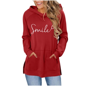 Détail d'un sweat à capuche bordeaux avec lettrage Smile, poche kangourou et fente