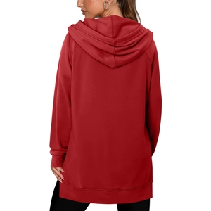 Vue arrière du sweat à capuche rouge foncé avec imprimé cœur et ourlet côtelé