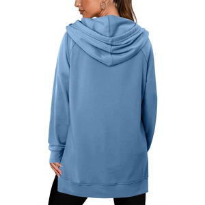 Détail d'un sweat à capuche bleu Morandi long avec fentes latérales et coutures dos tombantes
