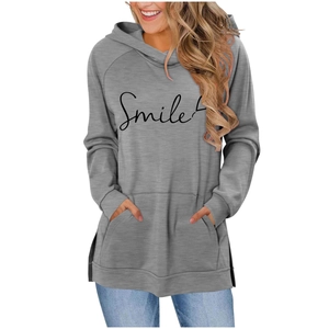 Détail d'un sweat à capuche gris à manches raglan avec imprimé Smile et poche frontale