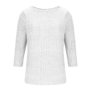 Dettaglio della maglia a coste con scollo a barchetta, maniche a 3/4 e texture