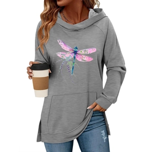 Detailansicht des grauen Hoodies mit buntem Aquarell-Libellendruck und Kängurutasche