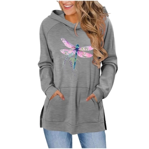 Detail der Aquarell-Libelle-Druck und Kängurutasche am grauen Kapuzenpullover
