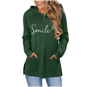Détail d'un sweat à capuche vert foncé avec imprimé Smile blanc et poche kangourou