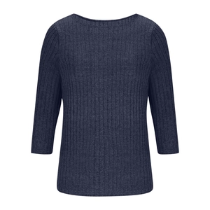 Dettaglio della trama a coste blu navy e del girocollo di una t-shirt casual slim