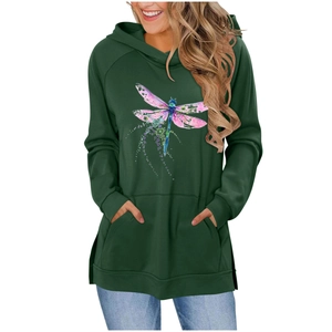 Detail des Libellendrucks und Seitenschlitzes am dunkelgrünen Damen-Hoodie