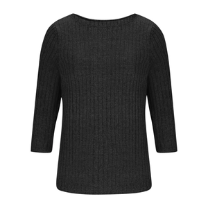 Dettaglio della maglia a coste grigio scuro di un top casual con scollo a barca e maniche a 3/4