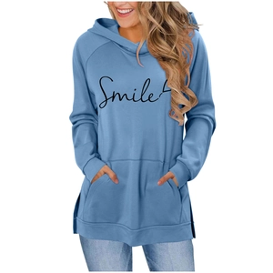 Détail du sweat à capuche bleu clair avec texte Smile, poche kangourou et fente