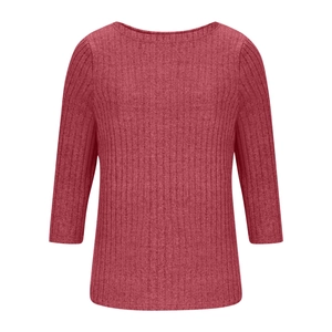 Dettaglio del top in maglia rosso rosa con trama a costine e scollo a barca