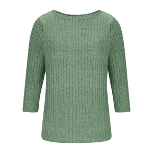 Dettaglio della trama a costine verde salvia sulla maglia elegante con scollo a barca e maniche 3/4
