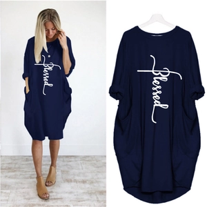 Détail d'une robe ample bleu foncé à manches longues avec imprimé Blessed et poches