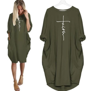 Robe longue verte olive à manches longues avec imprimé croix et poches latérales