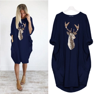 Détail d'une robe bleu marine à manches longues avec imprimé tête de cerf et poches latérales