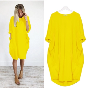 Vue détaillée d'une robe jaune ample à manches longues avec de grandes poches
