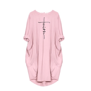 Détail d'une robe rose à manches longues avec imprimé croix Faith et poches latérales