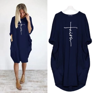 Robe bleu marine à manches longues avec imprimé croix Faith et poches latérales