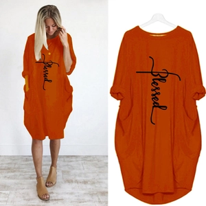 Robe orange à manches longues avec inscription Blessed noire et grandes poches latérales