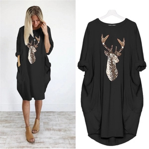 Détail d'une robe noire oversize avec tête de cerf léopard et grandes poches latérales