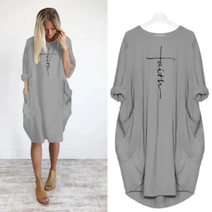 Robe grise à manches longues avec imprimé croix Faith et poches latérales pour femme