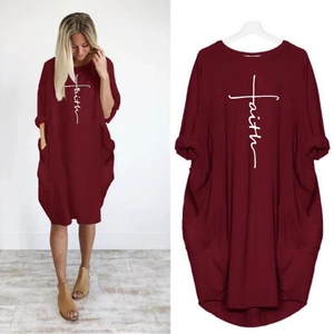 Détail d'une robe bordeaux à manches longues avec croix faith et poches latérales