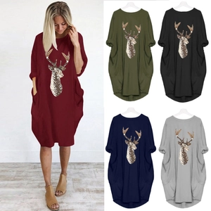 Détails de la robe ample à col rond avec imprimé cerf coloré et poches latérales