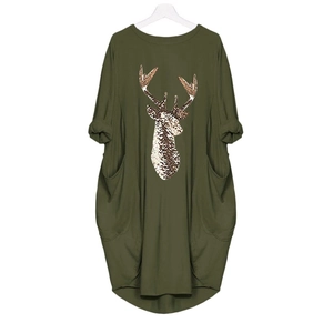 Détail de robe vert olive avec tête de cerf léopard et grandes poches latérales