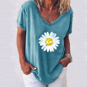 Détail de l'imprimé marguerite avec éclair jaune sur un t-shirt bleu à col en V