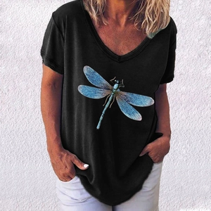 Détail de l'imprimé libellule bleue sur t-shirt noir col V avec ailes scintillantes