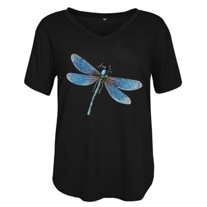 Détail d'un T-shirt noir à col en V avec imprimé libellé et étiquette de taille M