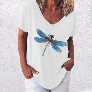 Gros plan d'un t-shirt blanc à col en V avec un imprimé libellule bleu détaillé