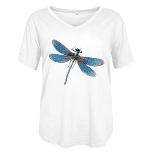 Gros plan d'un t-shirt blanc col en V avec imprimé libellule bleue et étiquette taille M