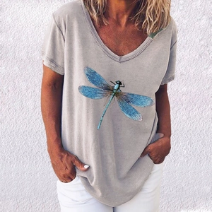 Gros plan du motif libellule bleue et du col en V sur un t-shirt gris en coton ample
