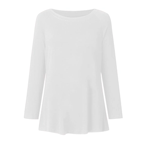 Vue détaillée du t-shirt blanc à manches longues avec col rond et texture en coton doux