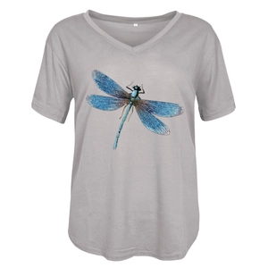 Détail de l'imprimé libellule bleue et du col en V sur un T-shirt gris à manches courtes